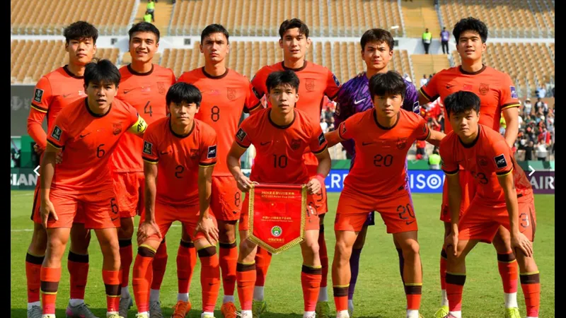 Cầu thủ U23 Trung Quốc bứt tốc trên sân