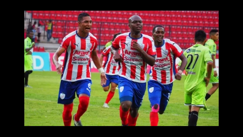 Cầu thủ Anzoategui dẫn bóng trước Estudiantes Merida