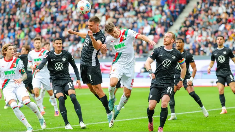 Cầu thủ Wolfsburg và Augsburg đấu tranh gay gắt trên sân cỏ